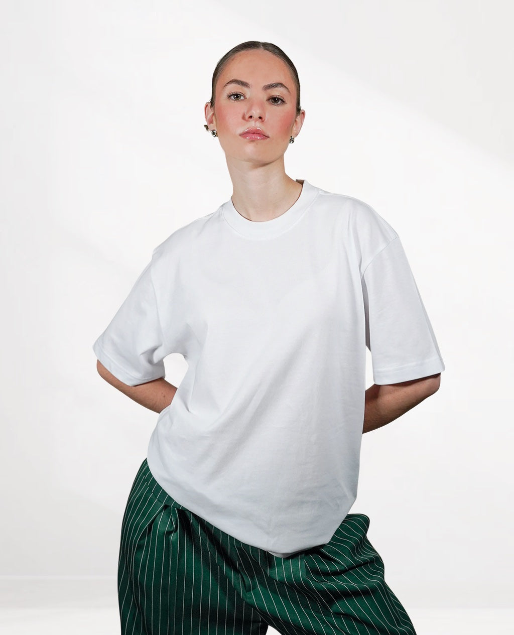 Mujer con playera blanca de vidano