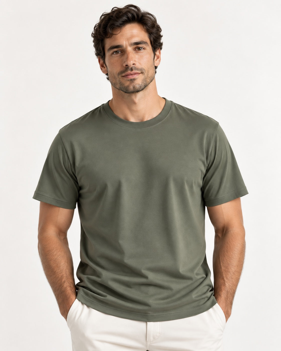 Modelo con playera Sorona Olive Green de vidano