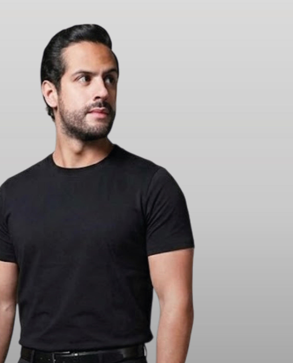 Modelo con playera negra cuello redondo de vidano