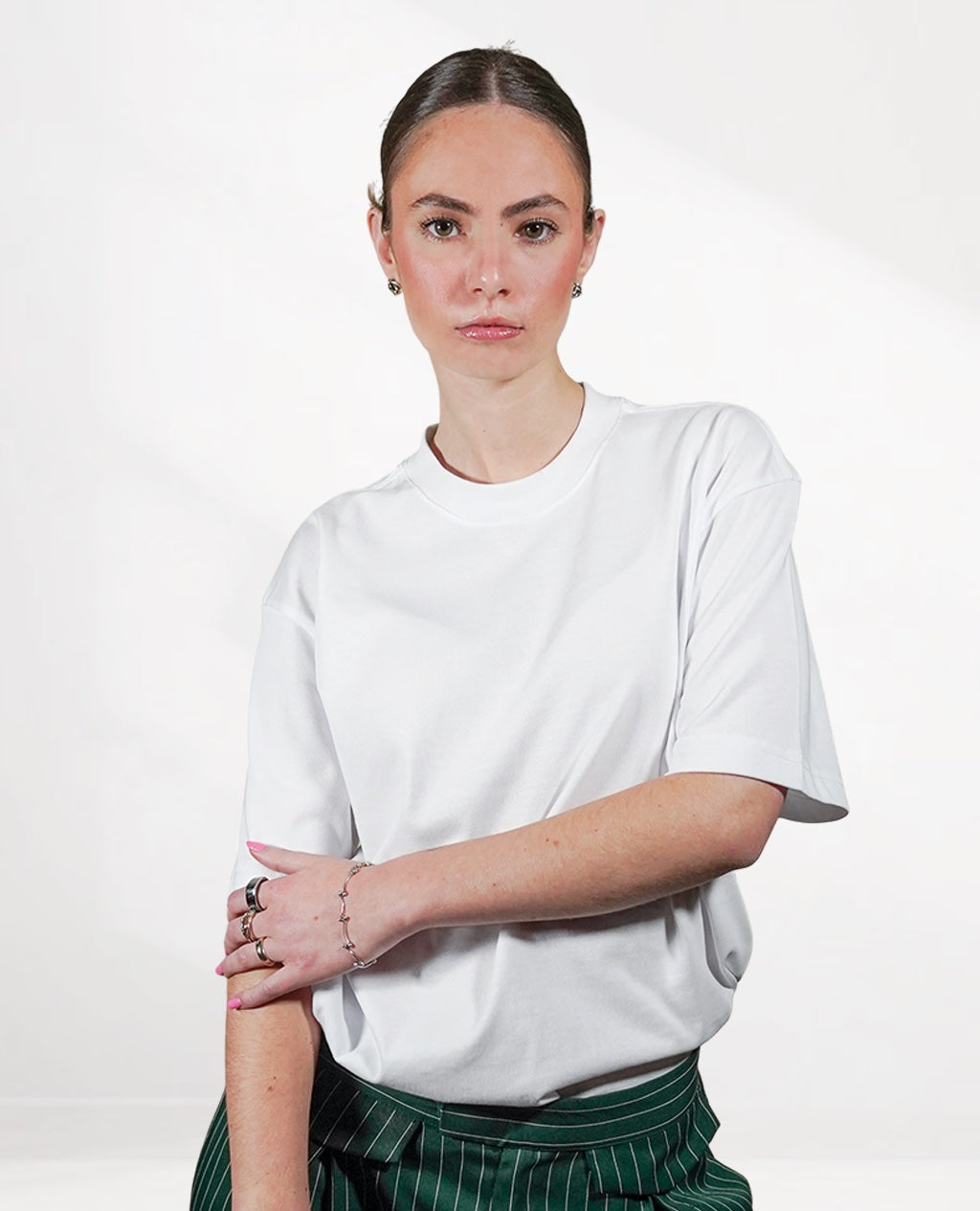 Mujer con playera oversize blanca de vidano