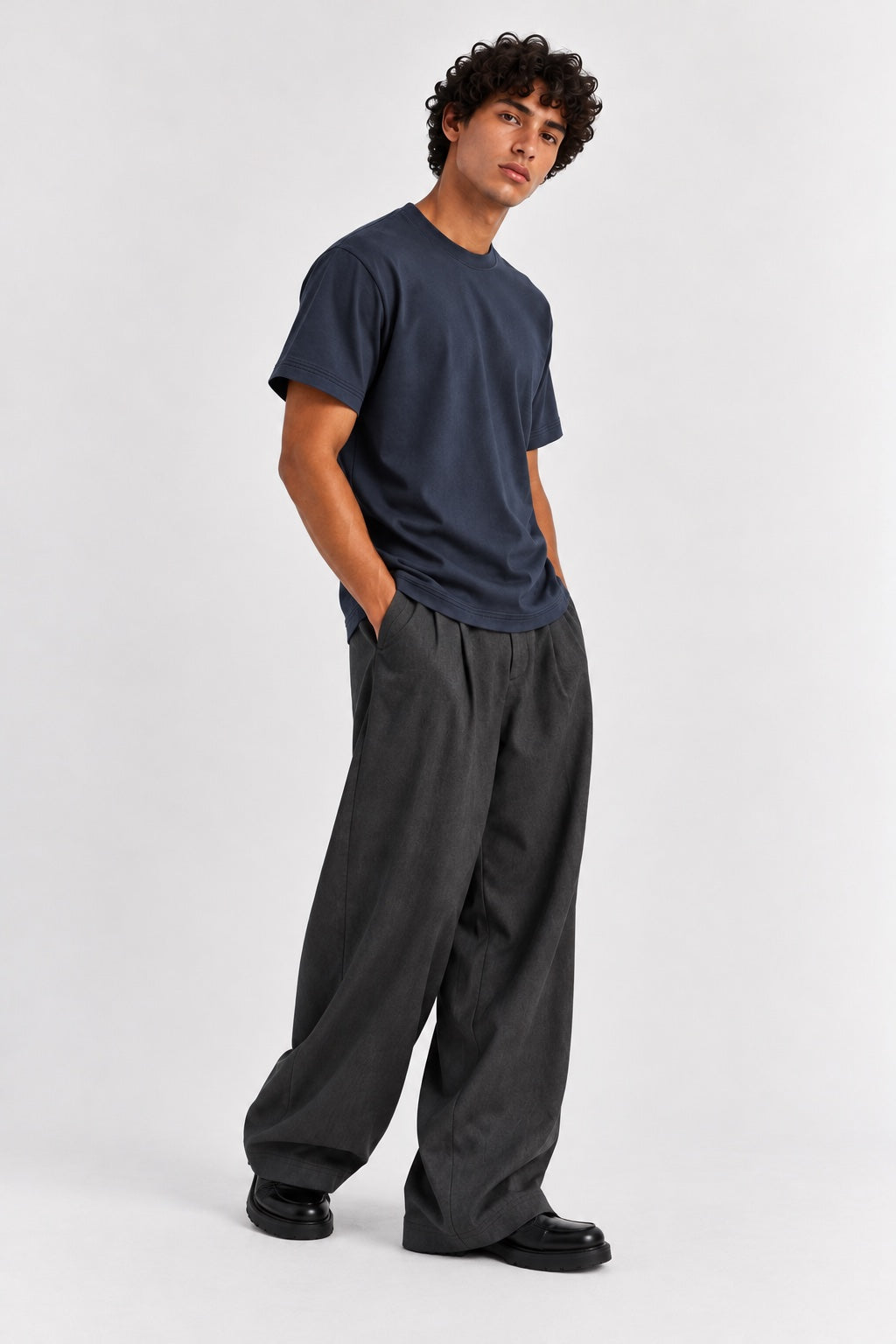 Modelo con playera Pima navy de vidano